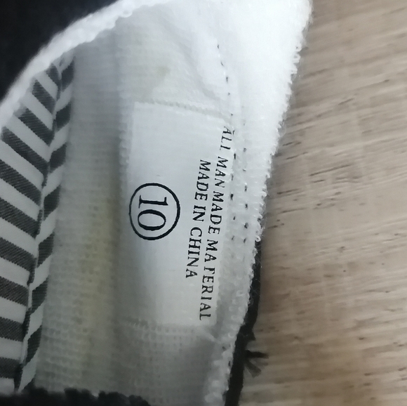 Silver icing kids kick it shows size 10 (toddler) - Picture 3 of 3